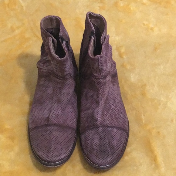 π FREE PEOPLE Pin Dot Distressed Leather Ankle Boots 5β Shaft Height Low Heel - Picture 2 of 11